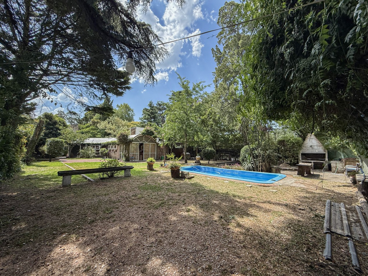 GRAN CASA QUINTA EN ESQUINA CON PARQUE 