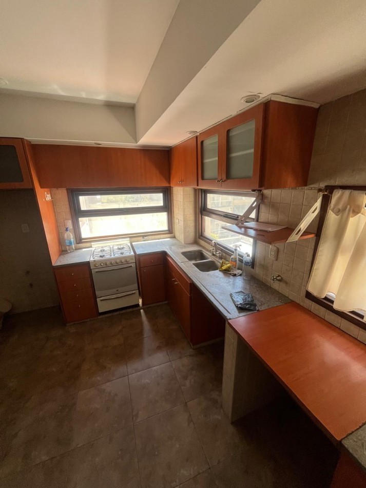 AMPLIO PISO 6 AMBIENTES CON COCHERA - LA PERLA