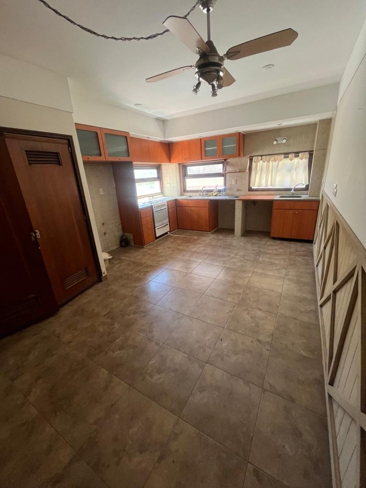 AMPLIO PISO 6 AMBIENTES CON COCHERA - LA PERLA