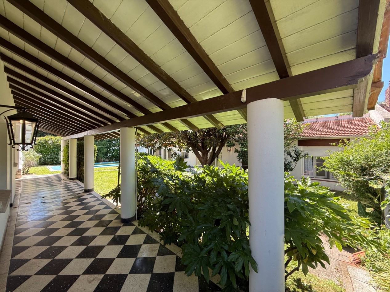 AMPLIA CASA 5 AMBIENTES EN BARRIO CONSTITUCION