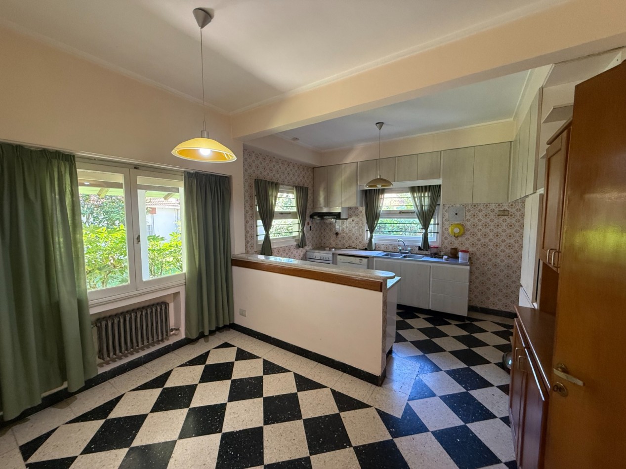 AMPLIA CASA 5 AMBIENTES EN BARRIO CONSTITUCION