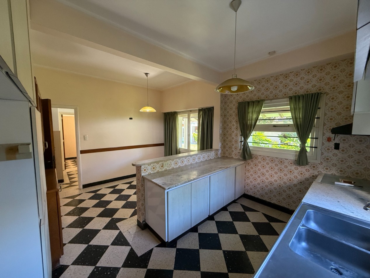 AMPLIA CASA 5 AMBIENTES EN BARRIO CONSTITUCION