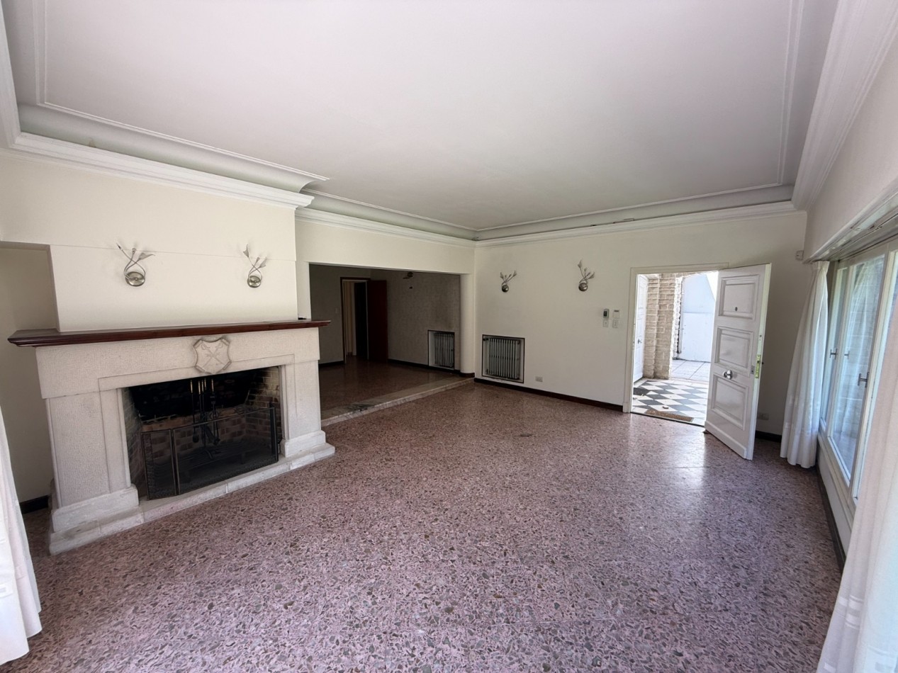 AMPLIA CASA 5 AMBIENTES EN BARRIO CONSTITUCION