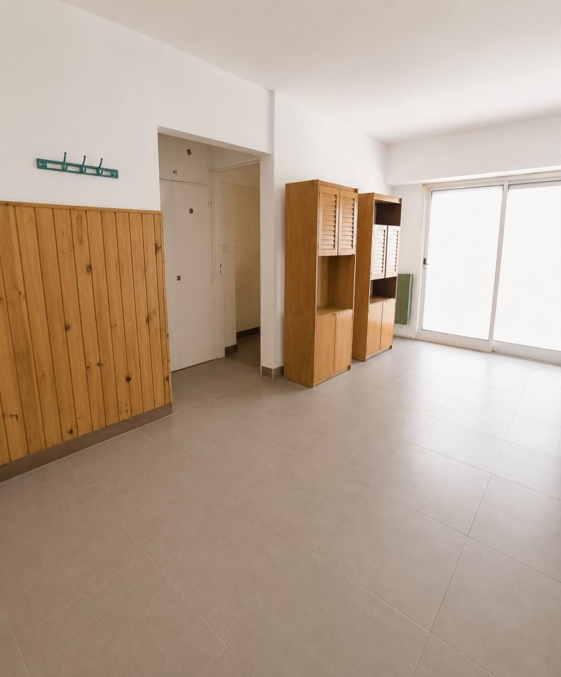AMBIENTE AMPLIO DIVISIBLE CON BALCON