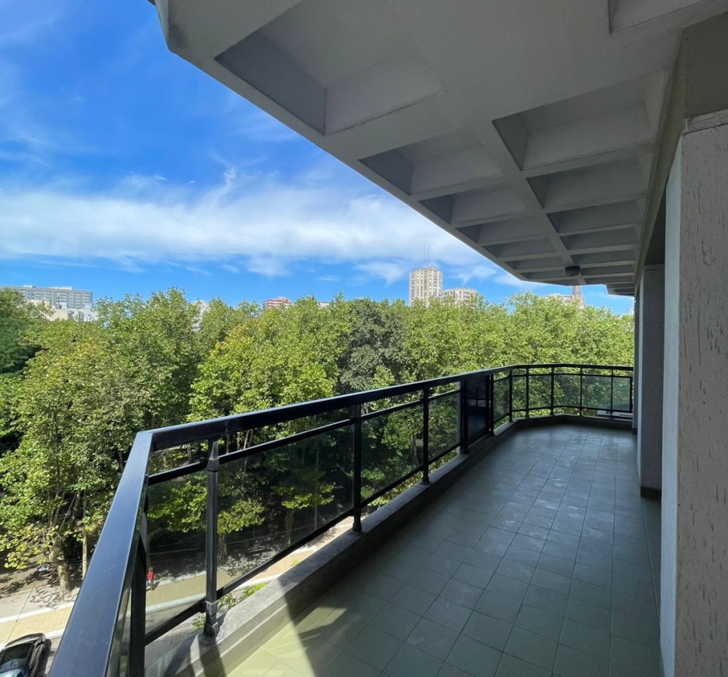 DEPARTAMENTO 4 AMBIENTES CON BALCON A LA CALLE