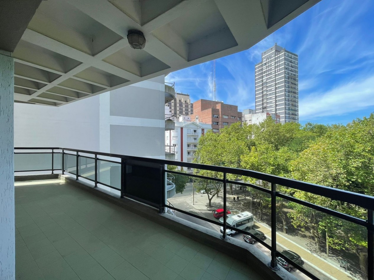 DEPARTAMENTO 4 AMBIENTES CON BALCON A LA CALLE