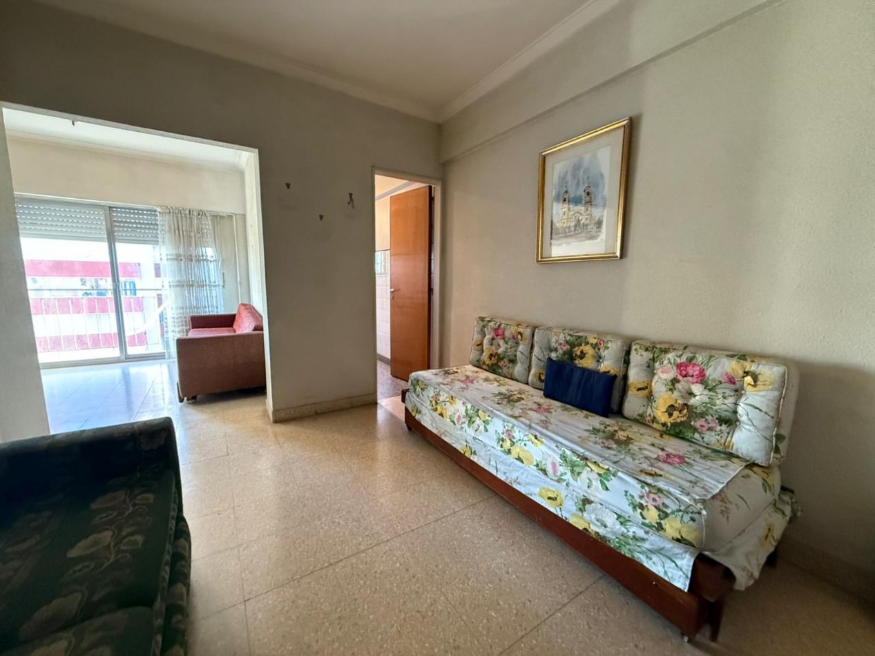 MONOAMBIENTE DESPLAZADO CON BALCON A LA CALLE