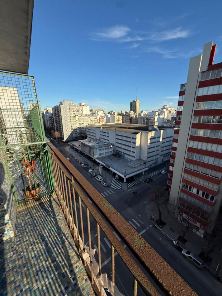 MONOAMBIENTE DESPLAZADO CON BALCON A LA CALLE