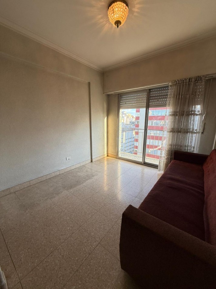 MONOAMBIENTE DESPLAZADO CON BALCON A LA CALLE