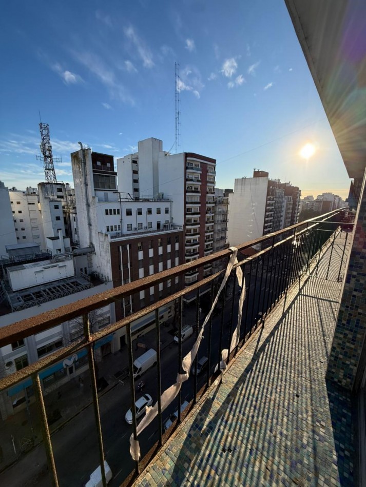 MONOAMBIENTE DESPLAZADO CON BALCON A LA CALLE