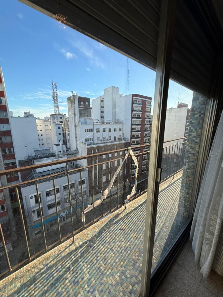MONOAMBIENTE DESPLAZADO CON BALCON A LA CALLE