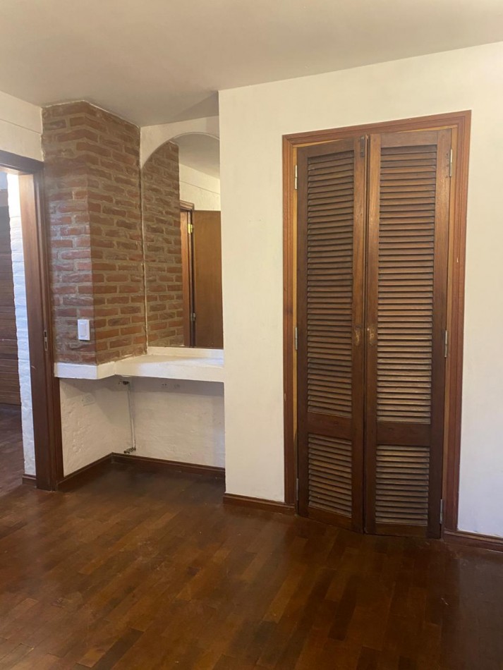 GRAN CASA QUINTA ESQUINA CON PARQUE