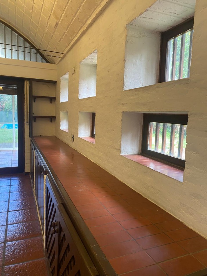 GRAN CASA QUINTA ESQUINA CON PARQUE