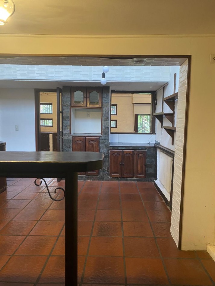 GRAN CASA QUINTA ESQUINA CON PARQUE