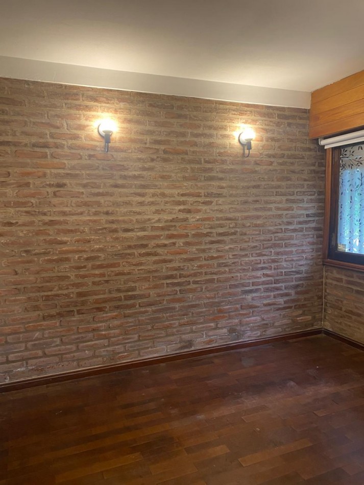 GRAN CASA QUINTA ESQUINA CON PARQUE
