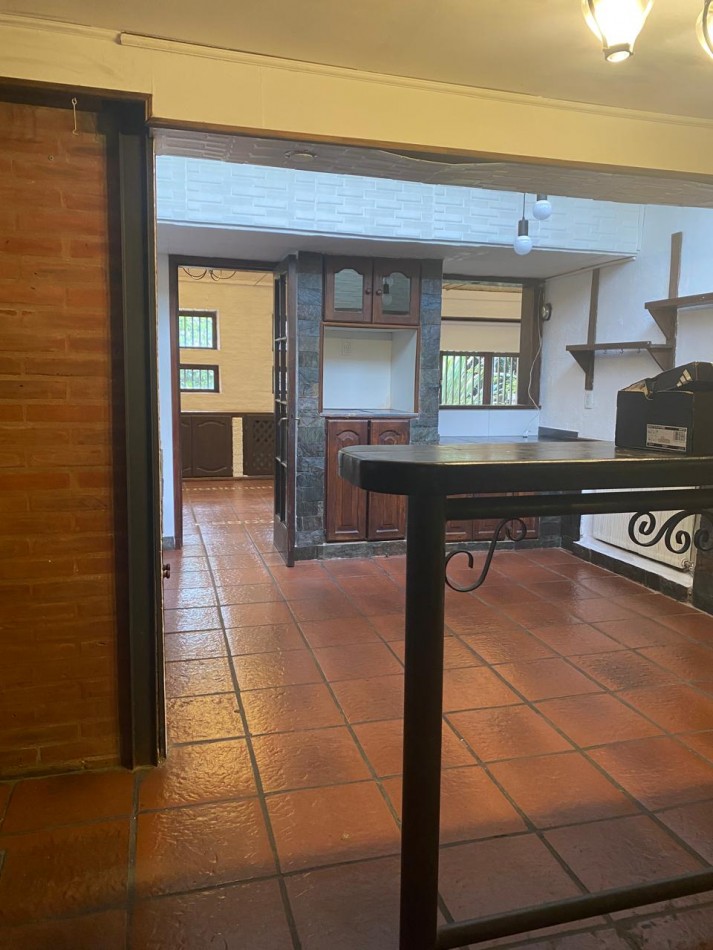GRAN CASA QUINTA ESQUINA CON PARQUE