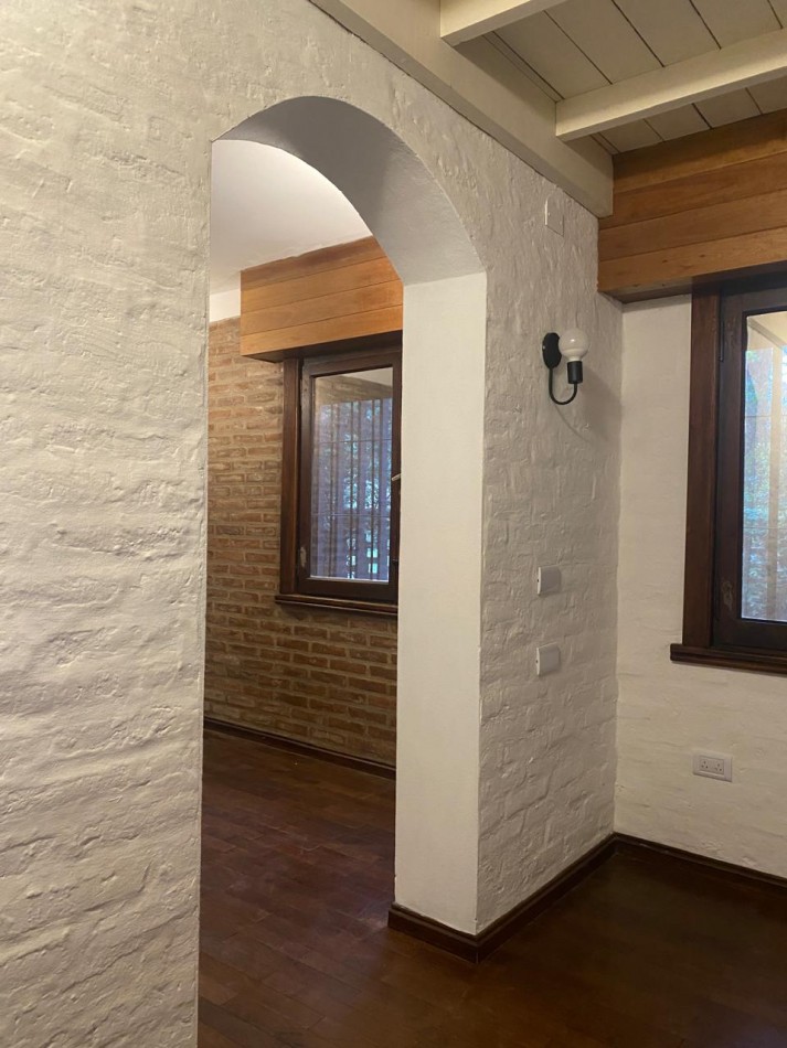 GRAN CASA QUINTA ESQUINA CON PARQUE