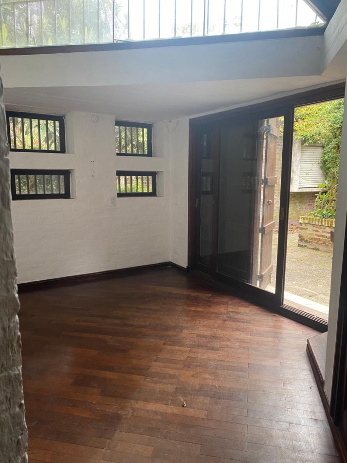 GRAN CASA QUINTA ESQUINA CON PARQUE