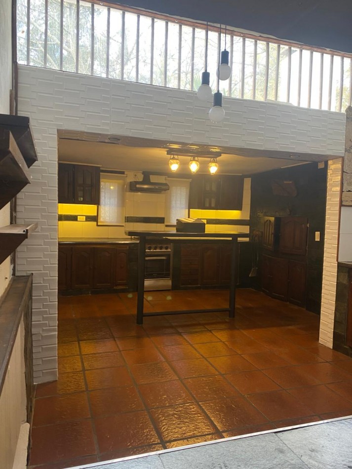 GRAN CASA QUINTA ESQUINA CON PARQUE