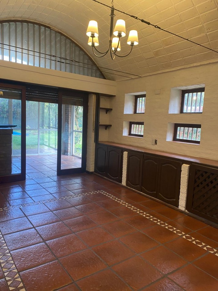 GRAN CASA QUINTA ESQUINA CON PARQUE