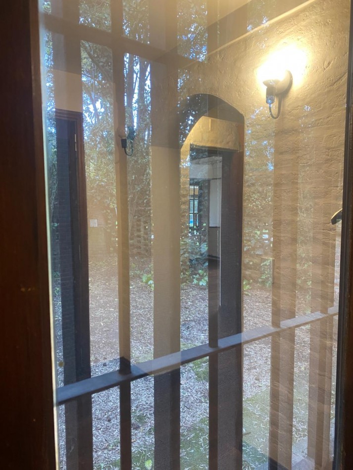 GRAN CASA QUINTA ESQUINA CON PARQUE