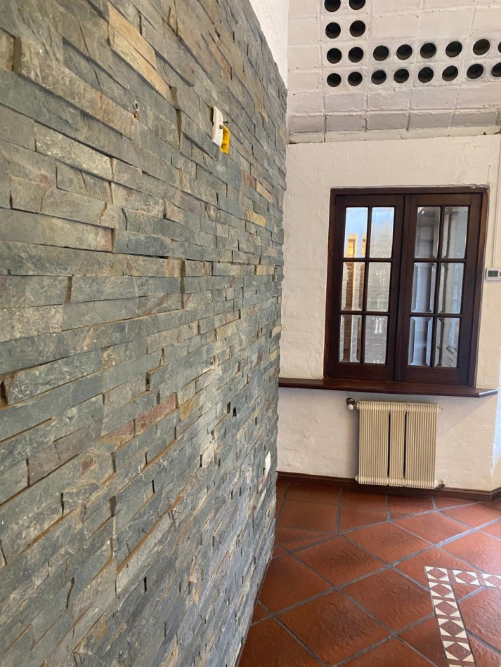 GRAN CASA QUINTA ESQUINA CON PARQUE