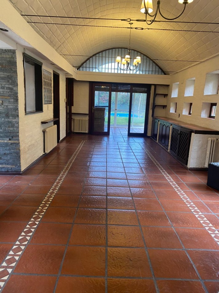 GRAN CASA QUINTA ESQUINA CON PARQUE