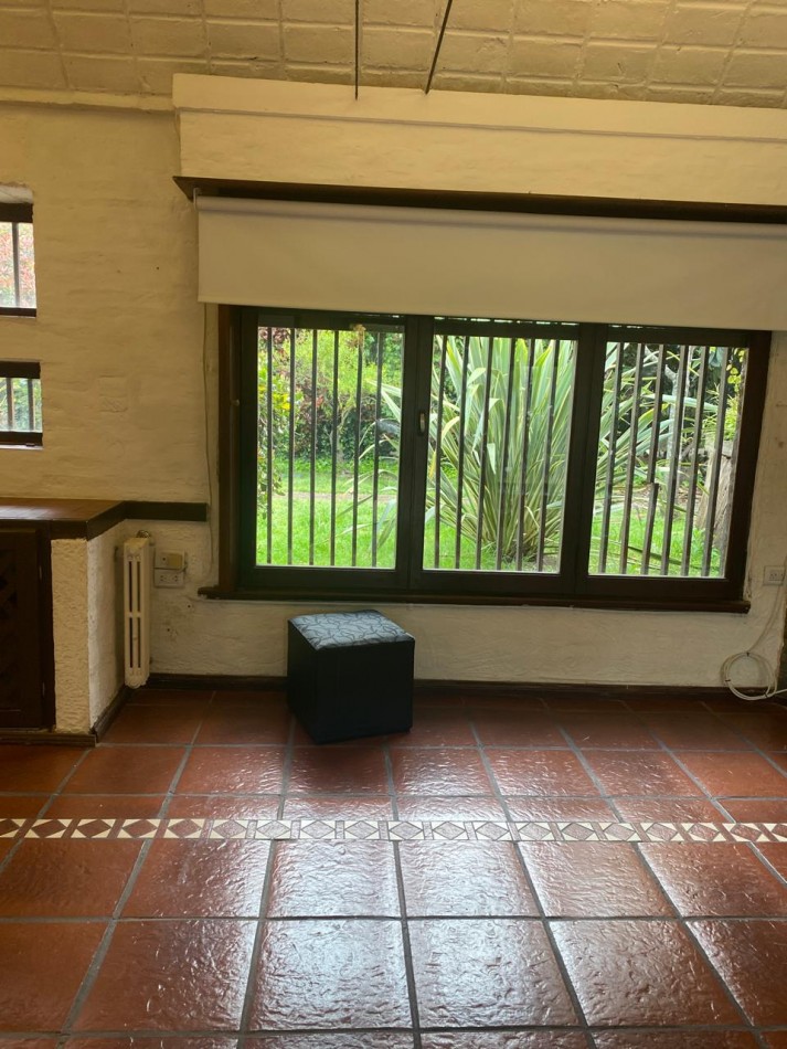 GRAN CASA QUINTA ESQUINA CON PARQUE