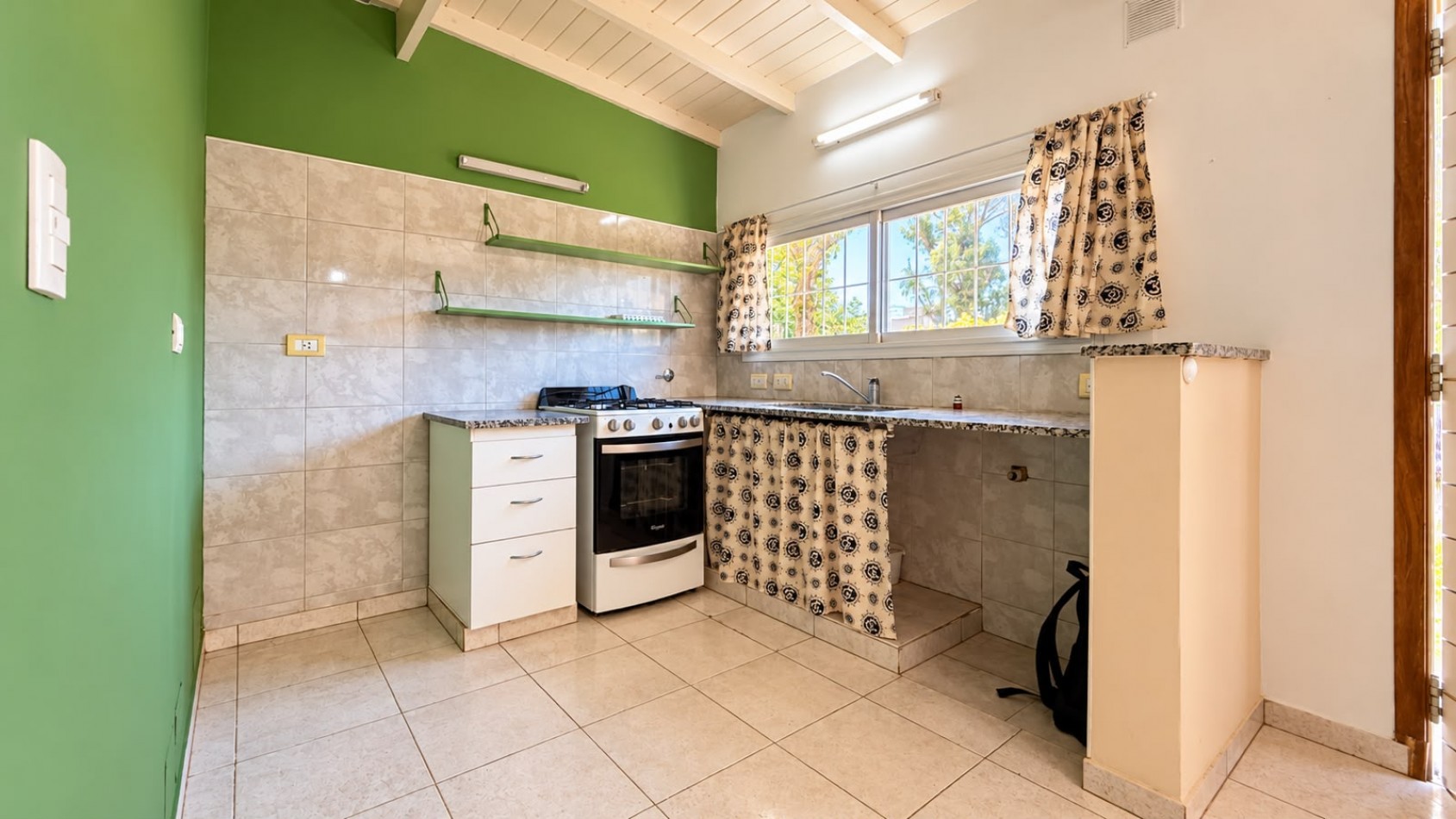 CONFORTABLE CASA 3 AMBIENTES - CONSTITUCION