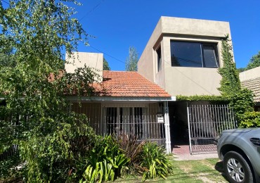CASA 3 AMBIENTES CON ESCRITORIO Y PARQUE RECICLADA