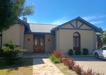 IMPONENTE CHALET EN ARENAS DEL SUR