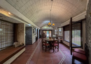 GRAN CASA QUINTA EN ESQUINA CON PARQUE 