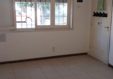 PH DE 2 AMBIENTES PLANTA BAJA A LA CALLE CON PATIO