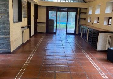 GRAN CASA QUINTA ESQUINA CON PARQUE